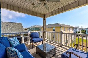 Property grounds - A Wave From It All.  Great location-short walk to beach and Kure Beach Pier. OVE (Kure Beach)