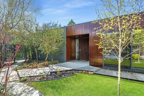 Exterior - Stylish Family Entertainer with Pool (Rye)