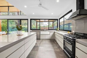 Fridge, microwave, oven, stovetop - Stylish Family Entertainer with Pool (Rye)