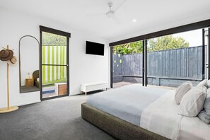 3 bedrooms, WiFi, bed sheets - Stylish Family Entertainer with Pool (Rye)