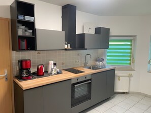 冷蔵庫、電子レンジ、オーブン、コンロ