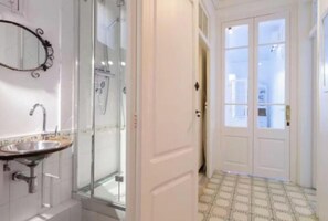 Secadora de cabello, toallas, jabón, papel de baño 
