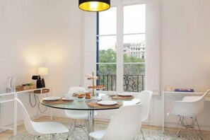 Dining - Unforgettable Views of the Sagrada Familia – 4-Bedroom Family Apartment (Barcelona)