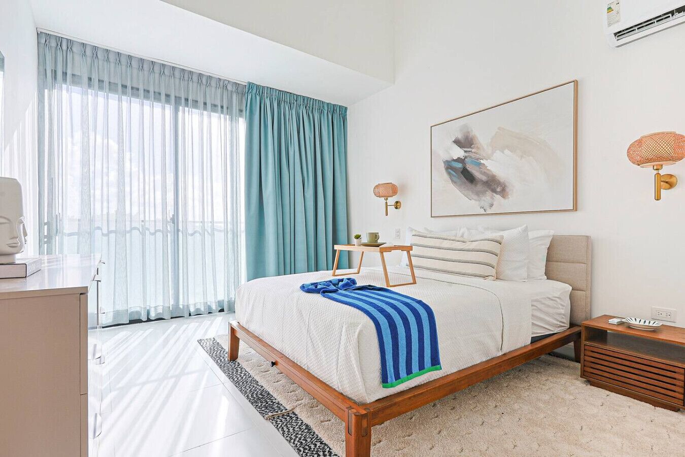 3 habitaciones, tabla de planchar con plancha, wifi y ropa de cama 