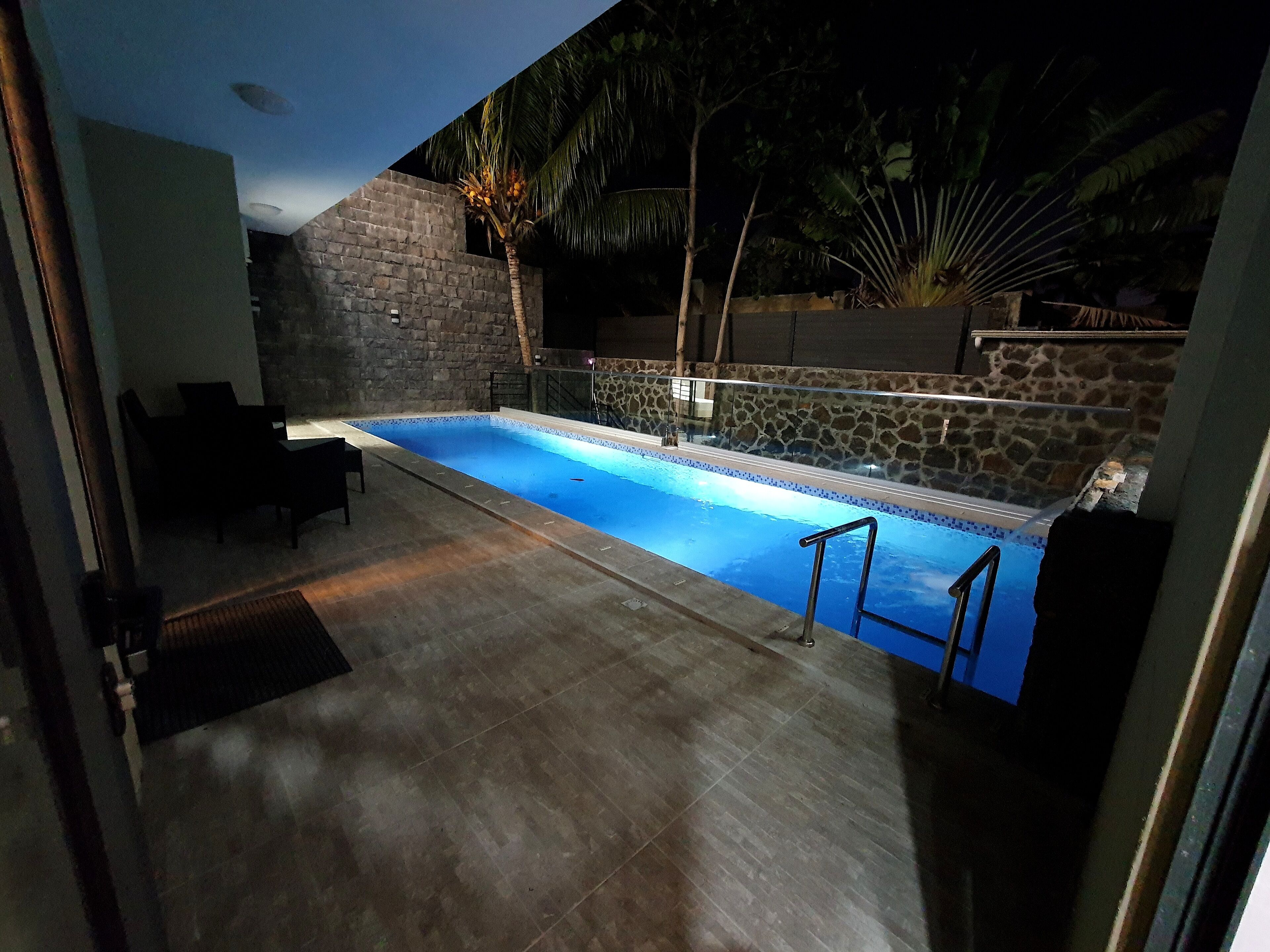 حمّام سباحة خارجي، حمّام سباحة مُدفَّأ