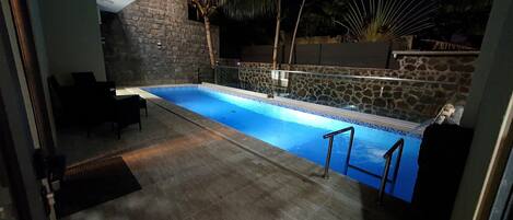 Una piscina al aire libre, una piscina climatizada