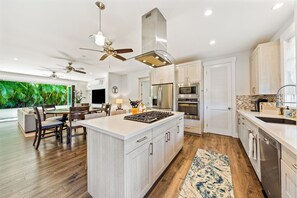 Réfrigérateur, four à micro-ondes, un four, surface de cuisson