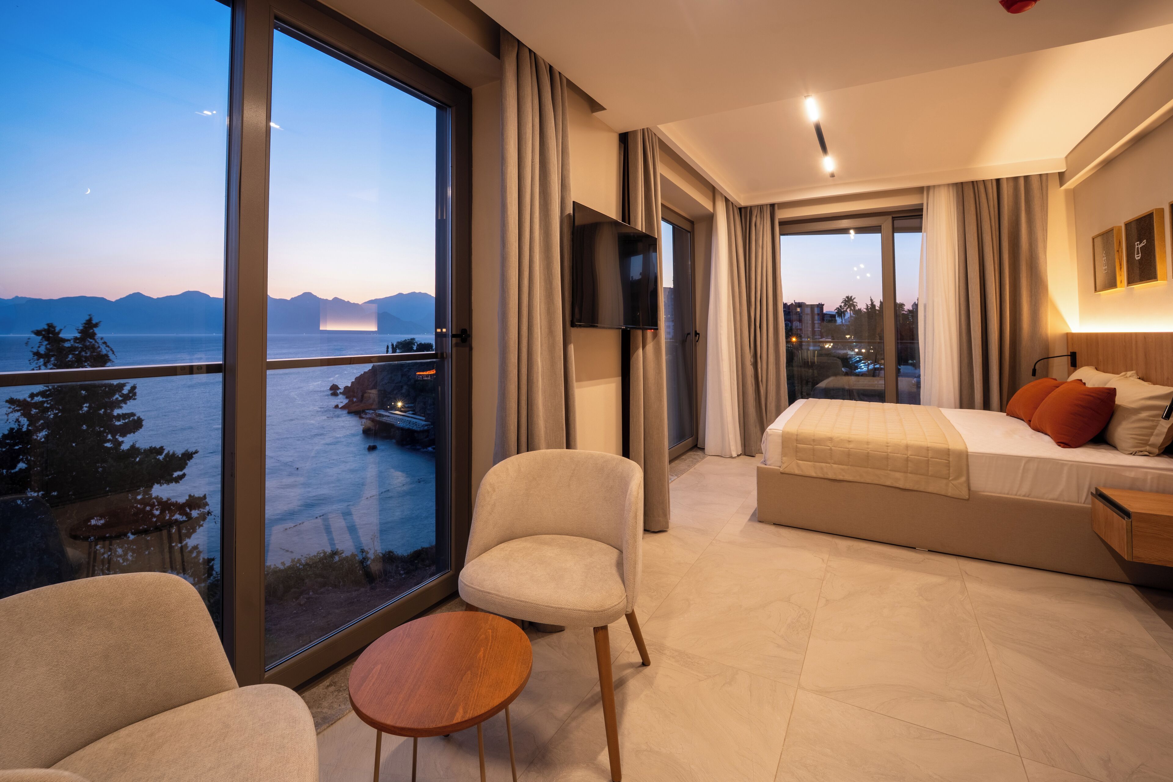 Premium bedding, minibar, free WiFi, bed sheets