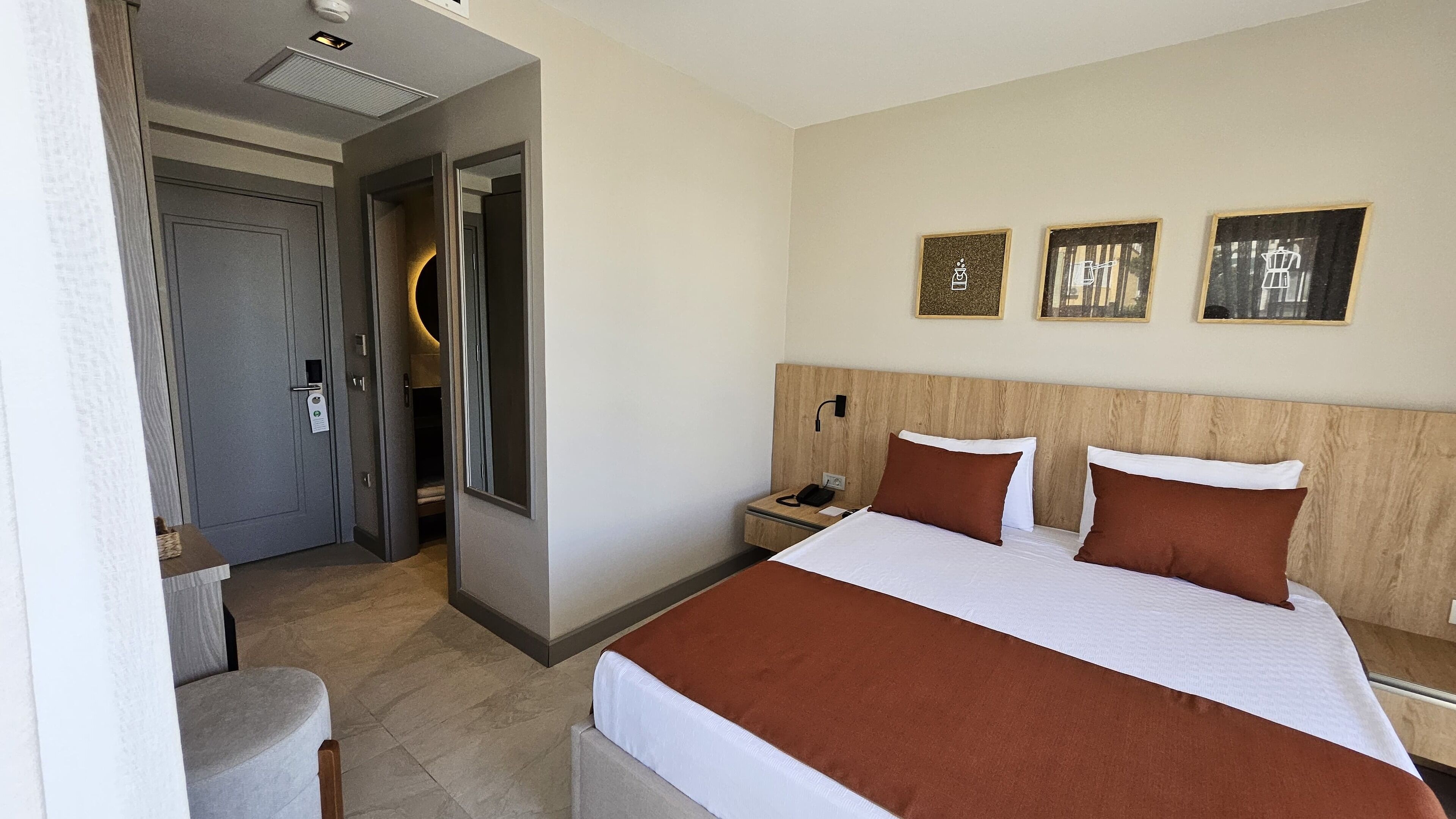 Deniz Manzarali Standart Oda | 高档床上用品、迷你吧、免费 WiFi、床单