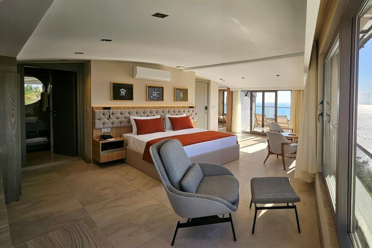 Luxury Suite, Sea View | Living area