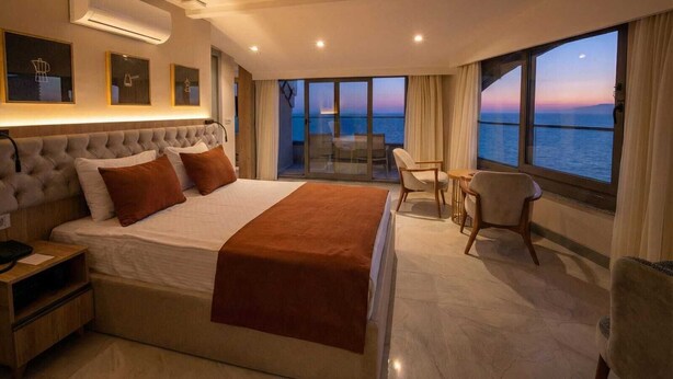 Panoramic Sea View King Suite
