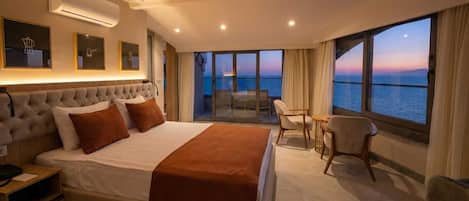 Panoramic Sea View King Suite | Premium bedding, minibar, blackout drapes, soundproofing