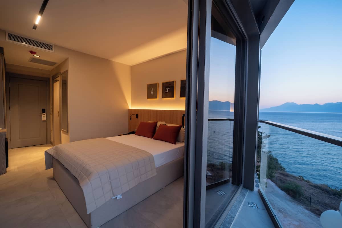 Deniz Manzarali Standart Oda | Hochwertige Bettwaren, Minibar, kostenloses WLAN, Bettwäsche