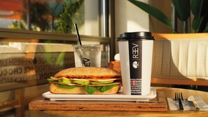 Café da manhã para viagem grátis todos os dias
