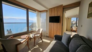 Panoramic Sea View King Suite | リビング エリア