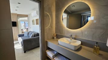 Panoramic Sea View King Suite | Bad | Dusj, regndusjhode, miljøvennlige toalettsaker og hårføner