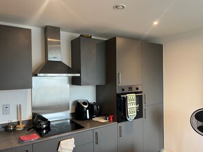 冷蔵庫、電子レンジ、オーブン、コンロ