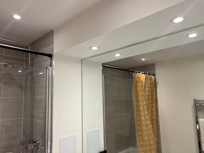 Shower, towels, toilet paper - Tranquil Dartford Apartment Retreat (Dartford)