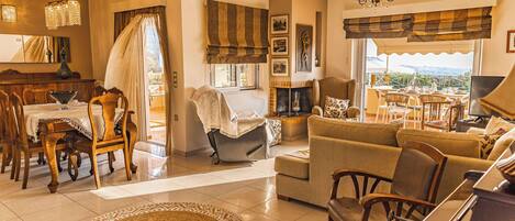 Télévision, cheminée, espaces bureaux