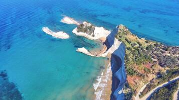 Una spiaggia nelle vicinanze
