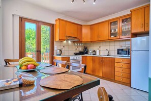 Frigorifero, microonde, forno, piano cottura