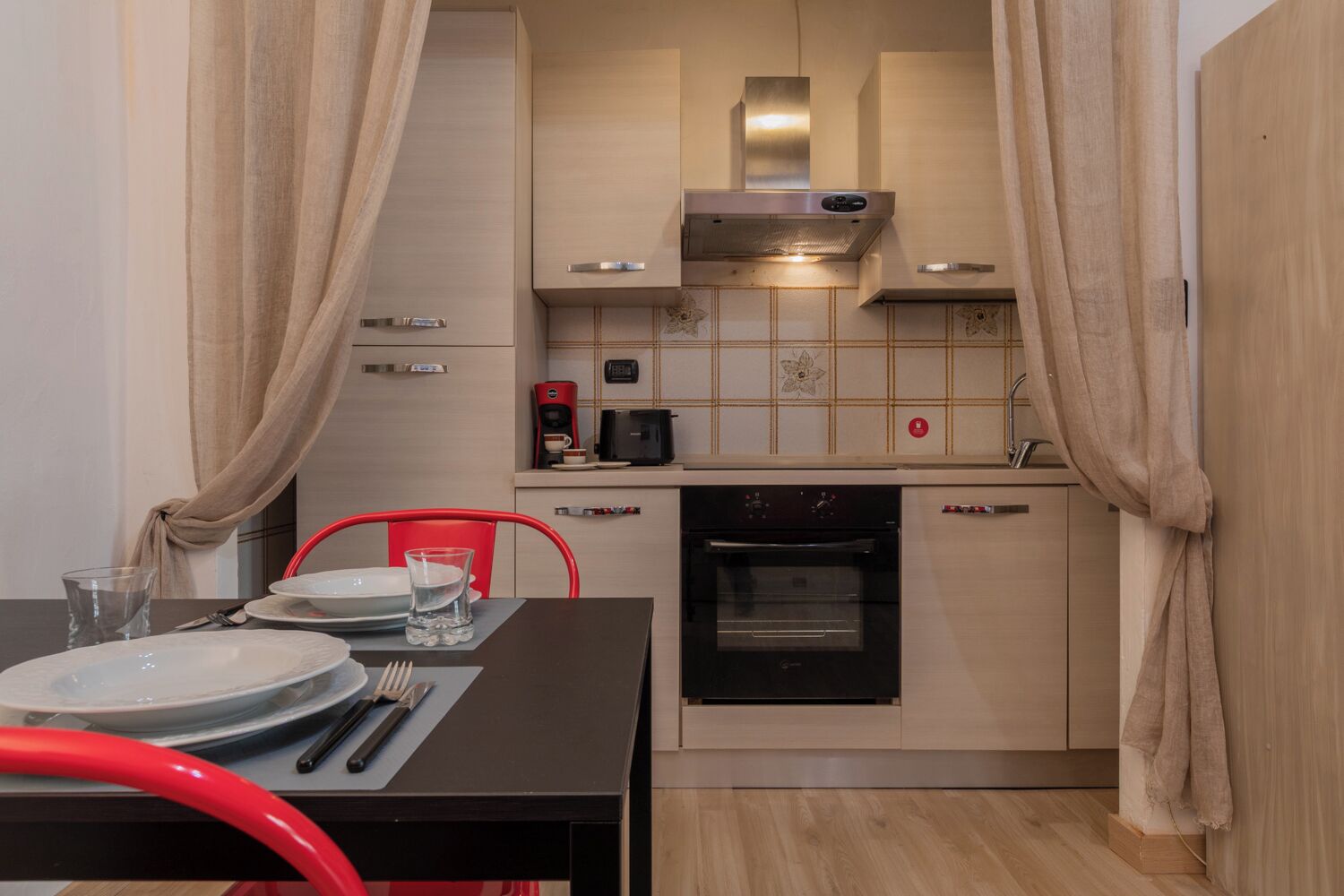 Apartamento básico, sacada | Cozinha privada | Chaleira elétrica