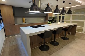 Réfrigérateur dans l'espace commun, micro-ondes dans l'espace commun