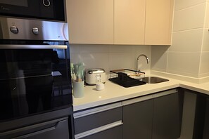 Apartment | Dapur peribadi | Sebuah peti sejuk di kawasan bersama 
