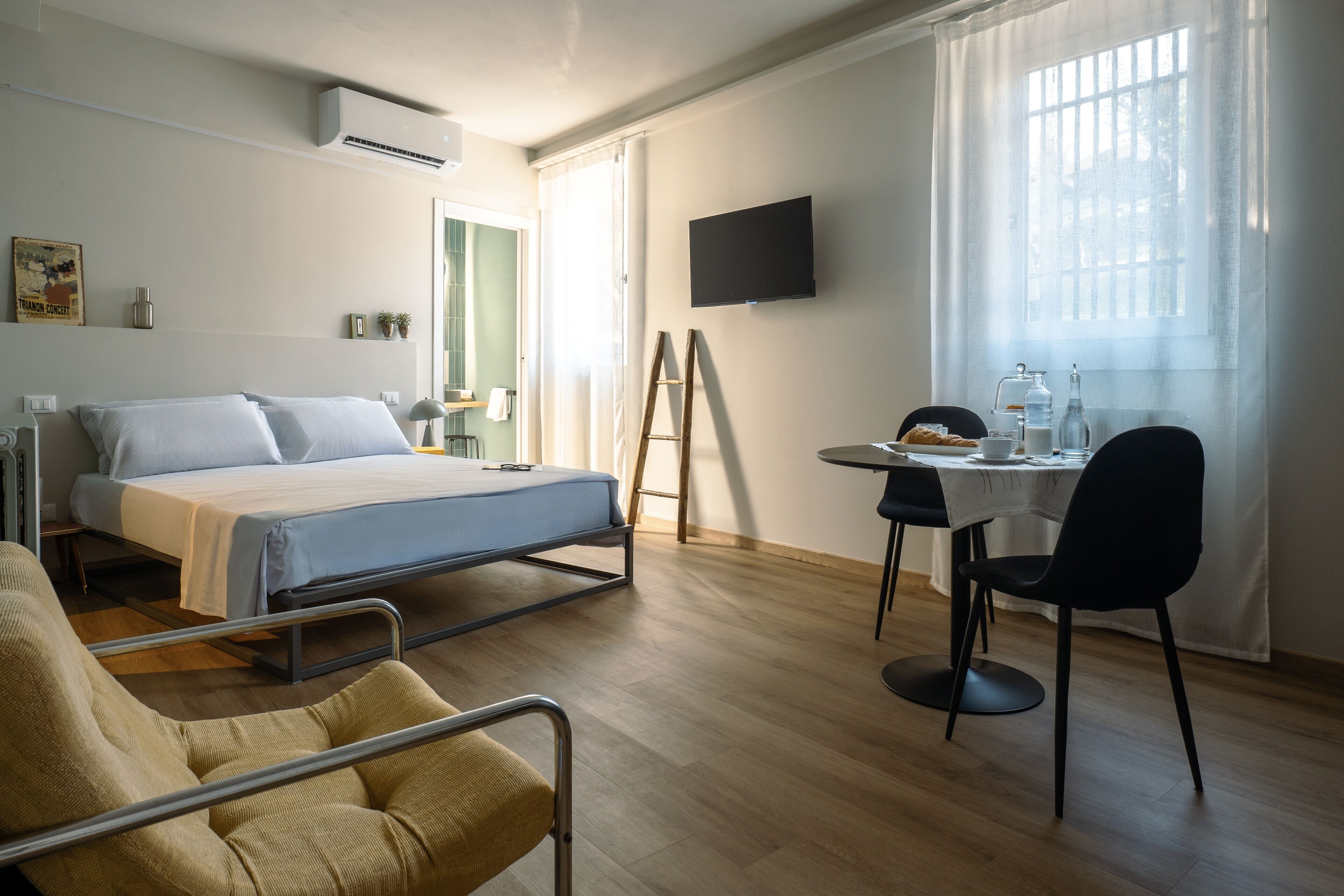 Deluxe Studio | Laptop workspace, iron/ironing board, free WiFi