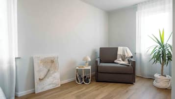 Apartamento Deluxe | Espacio para trabajar con un portátil y tabla de planchar con plancha