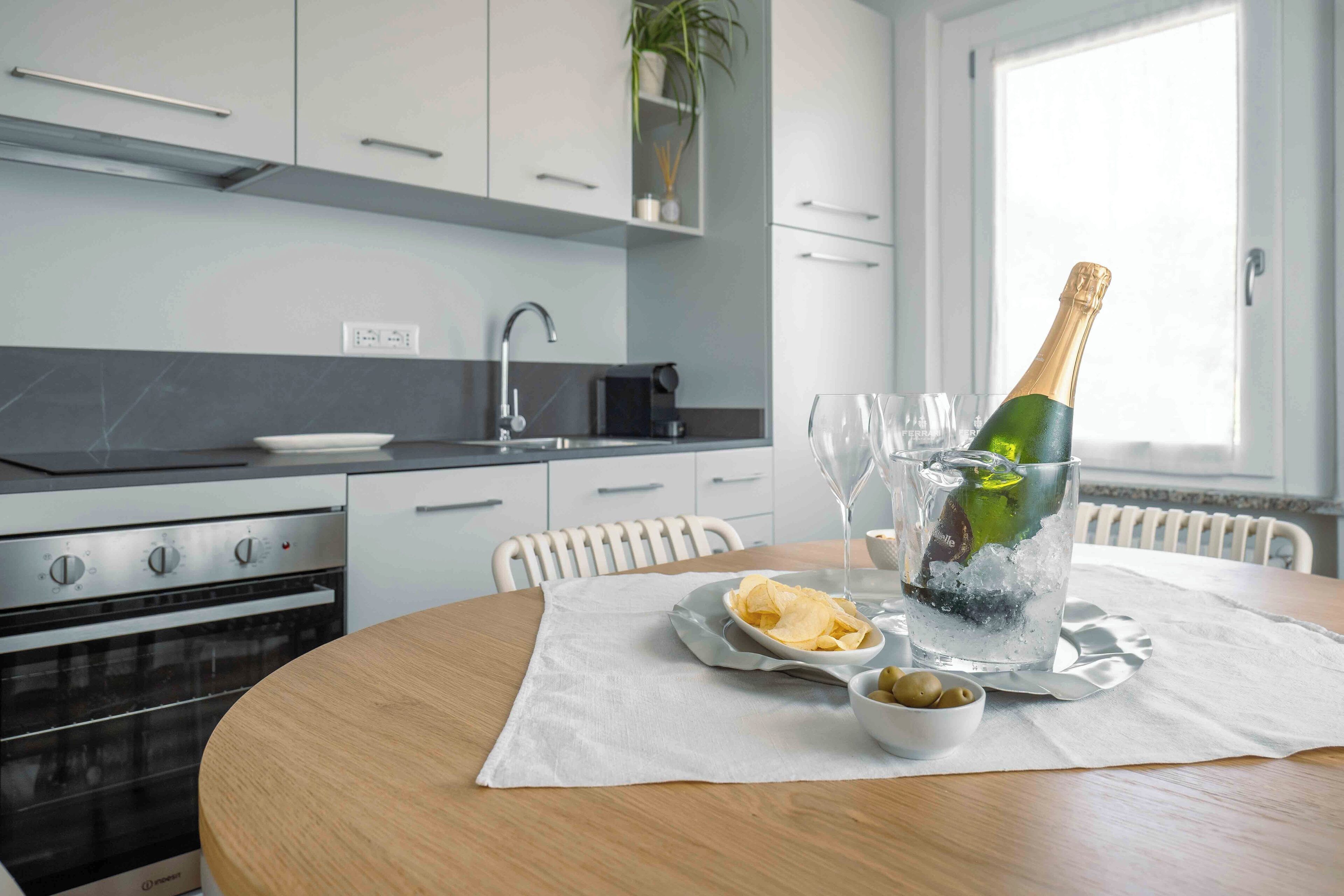 Appartement Deluxe | Cuisine privée | Réfrigérateur, surface de cuisson, vaisselle et ustensiles