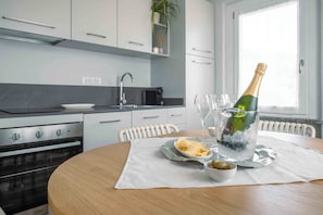 Deluxe Apartment | Private kitchen | Fridge, stovetop, cookware/dishes/utensils