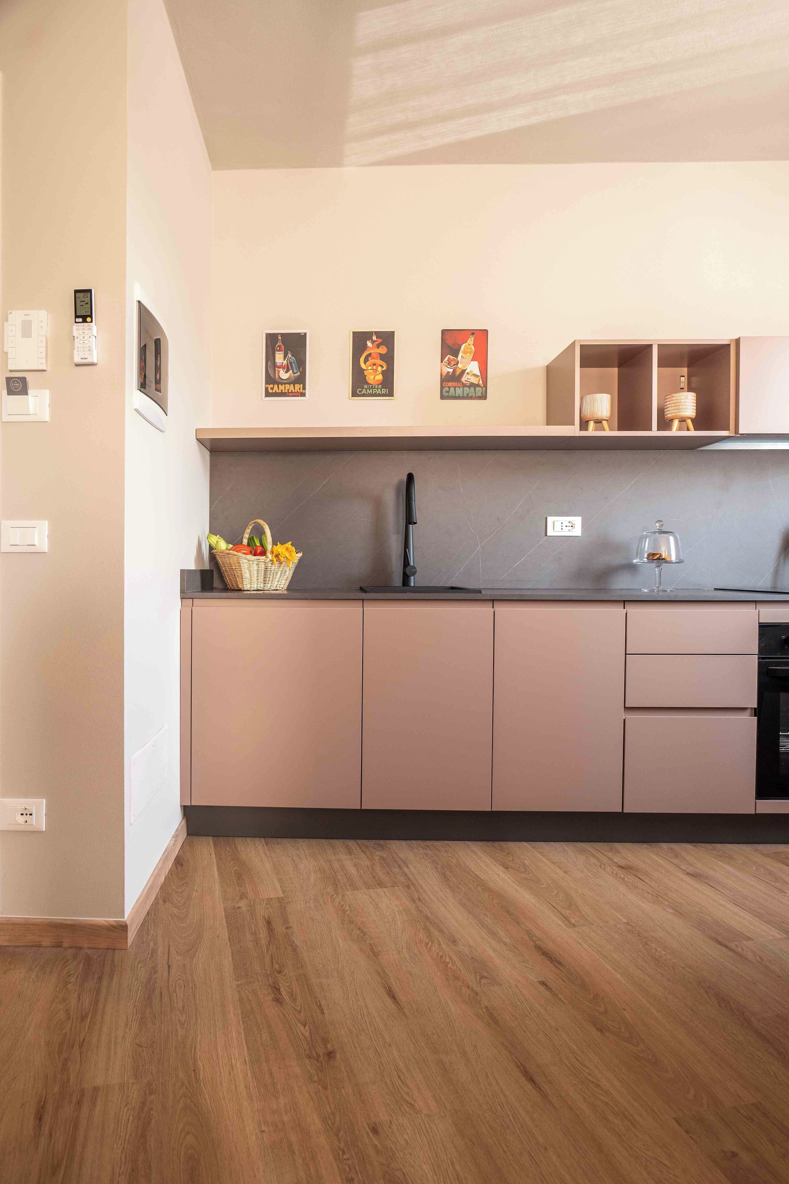 Deluxe studio | Privékeuken | Een koelkast, een kookplaat, kookgerei, borden en bestek