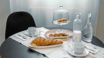 Deluxe-Studio | Eigene Küche | Kühlschrank, Herdplatte, Kochgeschirr/Geschirr/Besteck