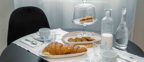 Deluxe Studio | Private kitchen | Fridge, stovetop, cookware/dishes/utensils