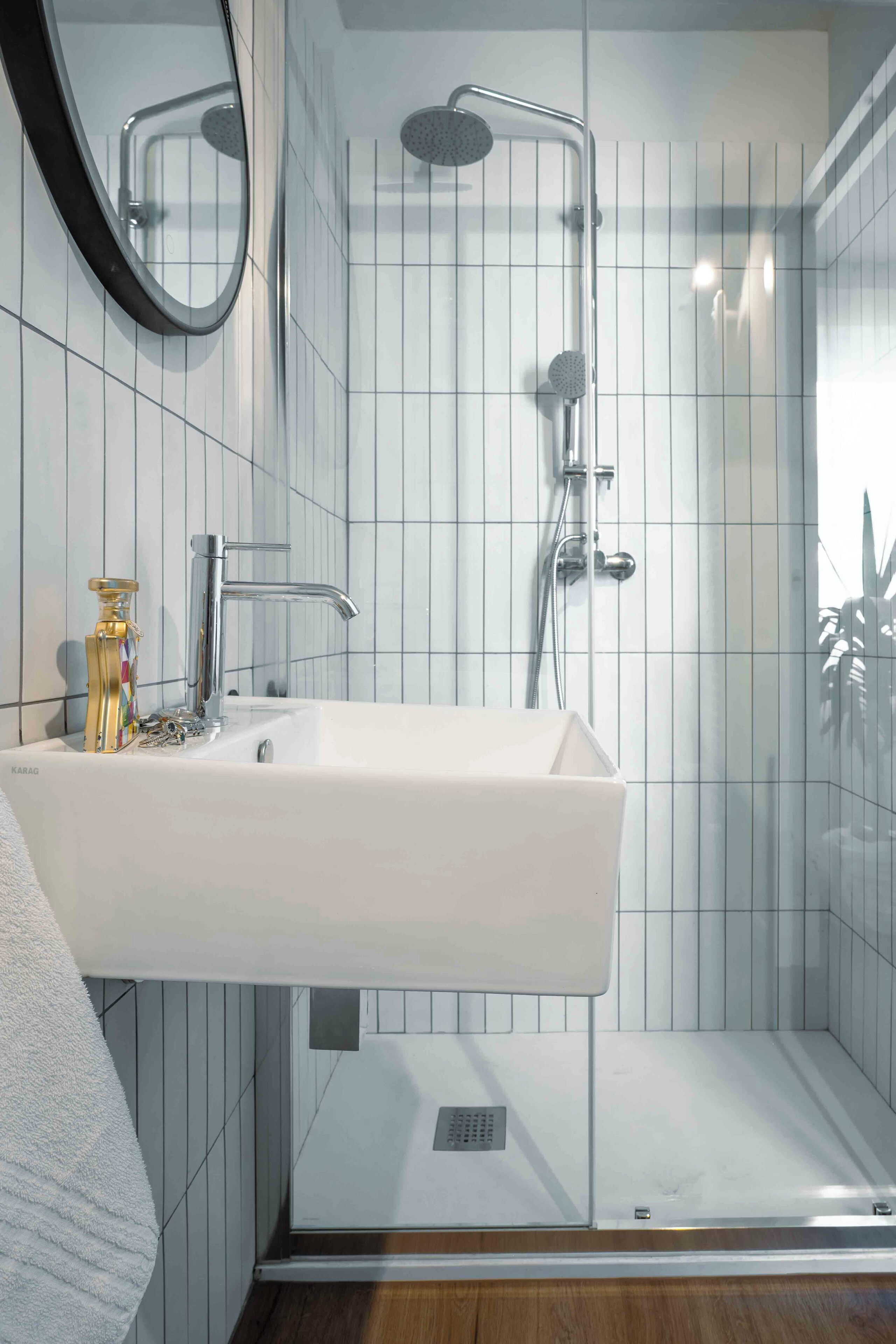 Appartamento Deluxe | Bagno | Doccia, set di cortesia gratuito, asciugacapelli, asciugamani