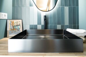 Deluxe Studio | Bathroom