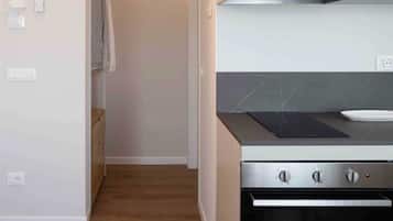 Apartament Deluxe | Cuina privada | Frigorífic, placa de cuina i utensilis de cuina, vaixella i coberteria