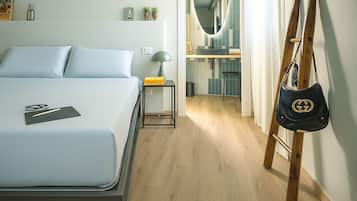 Deluxe Studio | Laptop workspace, iron/ironing board, free WiFi