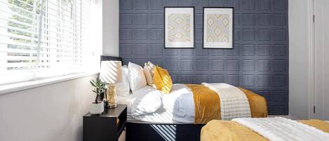 2 dormitorios, escritorio, tabla de planchar con plancha y wifi