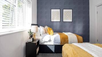Desk, iron/ironing board, WiFi, bed sheets