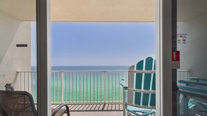 Ein Balkon mit Blick auf das Meer, ein Rauchverbotsschild und eine Warnung bezüglich der Heizung.