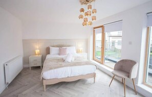 3 slaapkamers, een strijkplank/strijkijzer, wifi, beddengoed