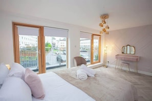 3 habitaciones, tabla de planchar con plancha, wifi y ropa de cama