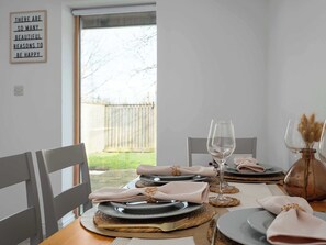 Dining - Newly Renovated 3 Bedroom Modern House (Glasgow)