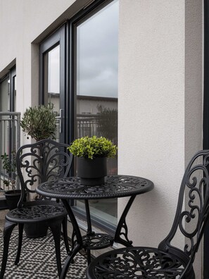 Outdoor dining - Newly Renovated 3 Bedroom Modern House (Glasgow)