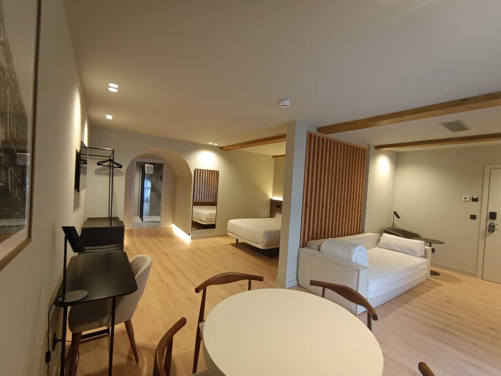 Basic Triple Room | In-room safe, desk, laptop workspace, iron/ironing board