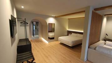 Habitació triple bàsica | Caixa forta a l'habitació i escriptori