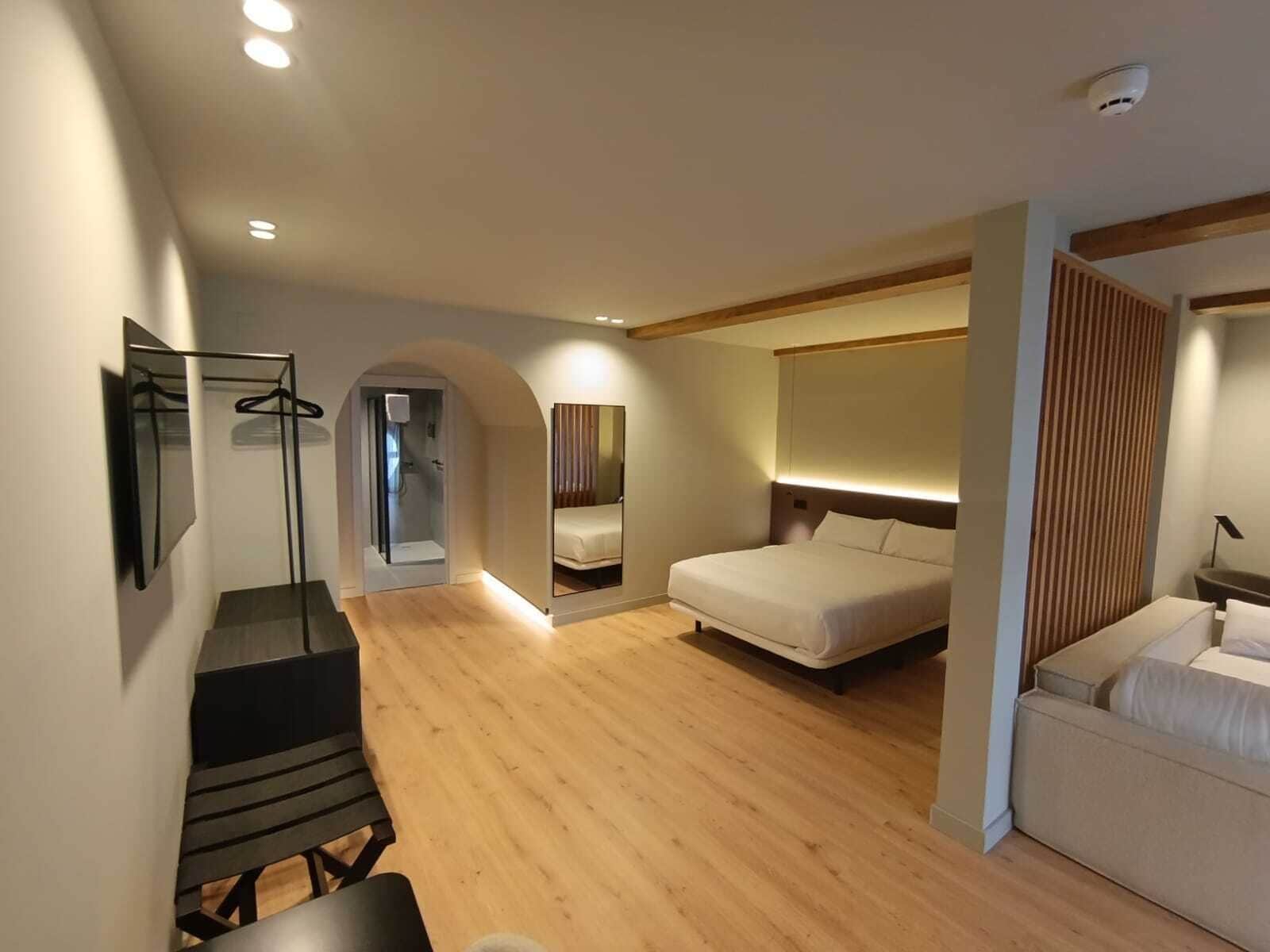 Basic Triple Room | In-room safe, desk, laptop workspace, iron/ironing board