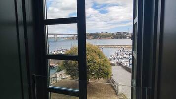 Habitació doble, vistes al port esportiu | Caixa forta a l'habitació i escriptori